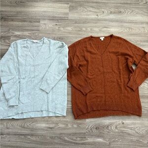 a.n.a Women's V-Neck Sweater - Light Gray and Rust